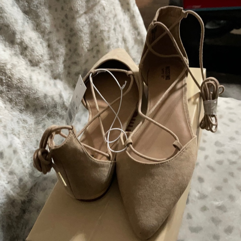 Flat string up shoe size 10